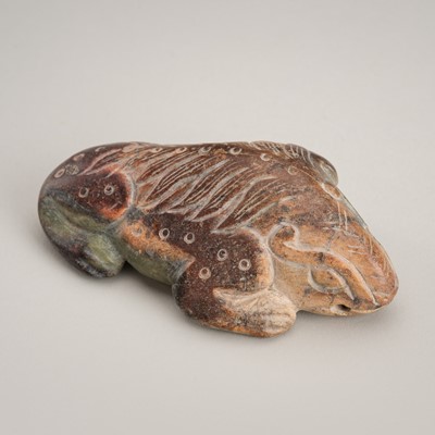 Lot 823 - AN UNUSUAL JADE SCULPTURE OF A THREE-LEGGED TOAD, QING DYNASTY