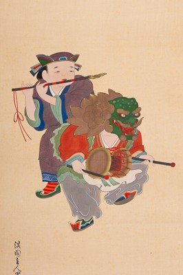 Lot 809 - A SCROLL PAINTING OF DANCERS AT THE SHISHIMAI FESTIVAL, AFTER YANAGISAWA KIEN, c. 1920s