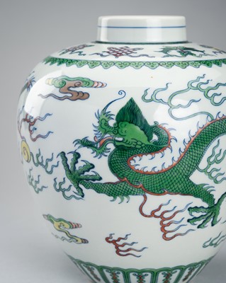 A DOUCAI ‘DRAGONS AND BAJIXIANG’ PORCELAIN GINGER JAR, c. 1920s