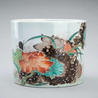 Lot 1958 - A FAMILLE VERTE ‘LOTUS POND’ PORCELAIN BRUSHPOT, BITONG