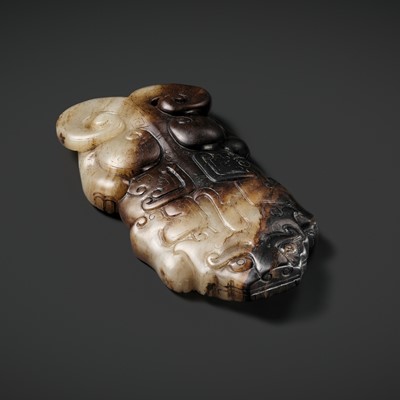 Lot 443 - A RARE AND MASSIVE BLACK AND WHITE JADE CARVING OF A RECUMBENT BIXIE, MING DYNASTY OR EARLIER