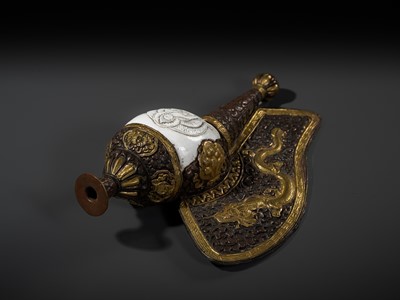 Lot 29 - A CARVED CONCH-SHELL TRUMPET, DUNG DKAR, WITH PARCEL-GILT COPPER REPOUSSÉ MOUNT