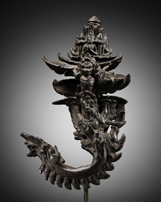 Lot 264 - A BRONZE PALANQUIN HOOK, KHMER EMPIRE, 12TH-13TH CENTURY