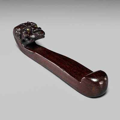 Lot 288 - A RARE WOOD OBI-HASAMI NETSUKE OF AN ARCHAIC CHINESE BELT HOOK