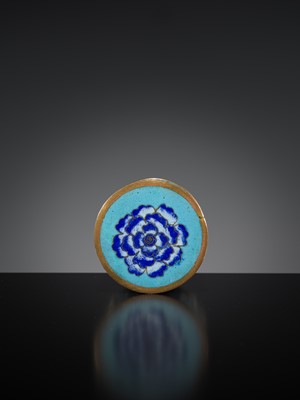 Lot 407 - A CLOISONNÉ ENAMEL AND GILT-COPPER BOX AND COVER, MID-QING DYNASTY