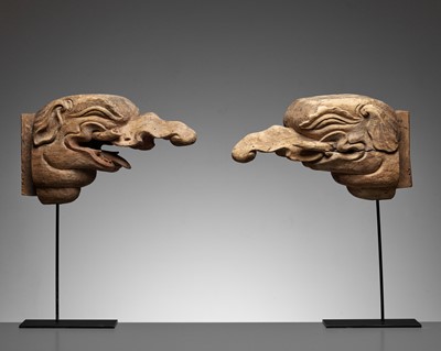 A RARE AND EARLY PAIR OF CARVED WOOD 'BAKU' ARCHITECTURAL ELEMENTS, 14TH-16TH CENTURY