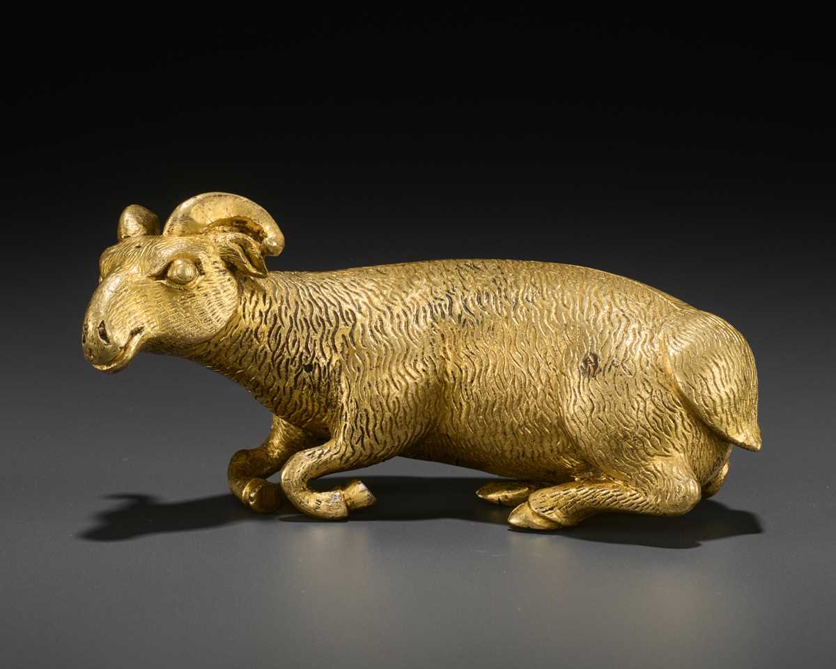 Lot 82 - A GILT BRONZE FIGURE OF A RECUMBENT ‘LONGEVITY’ RAM, MING DYNASTY