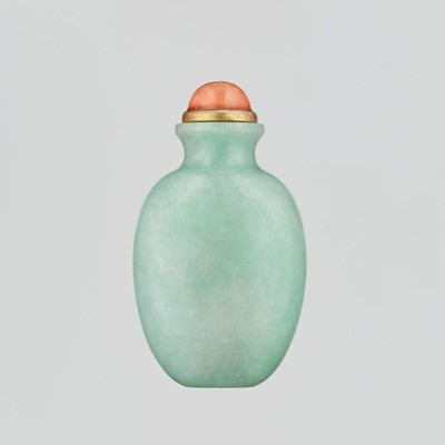 Lot 185 - AN APPLE GREEN JADEITE SNUFF BOTTLE, QING DYNASTY