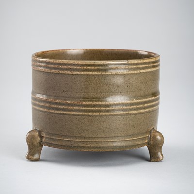 A LONGQUAN CELADON GLAZED PORCELAIN TRIPOD CENSER, MING DYNASTY