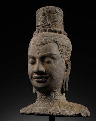 Lot 410 - A FINE SANDSTONE HEAD OF LOKESHVARA, KHMER EMPIRE, ANGKOR PERIOD