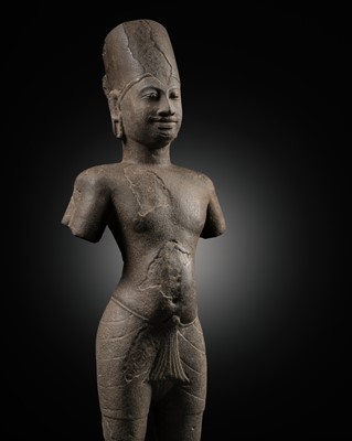 Lot 676 - A SANDSTONE FIGURE OF VISHNU, PRE-ANGKOR PERIOD, PHNOM DA STYLE, 6TH-7TH CENTURY