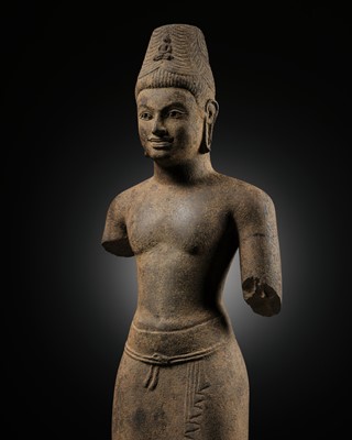 Lot 251 - A RARE SANDSTONE FIGURE OF AVALOKITESHVARA, PRAKHON CHAI STYLE, BURIRAM, PRE-ANGKORIAN PERIOD