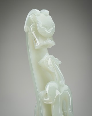 Lot 819 - A PALE CELADON JADE ‘DRAGON’ BELT HOOK, QING DYNASTY