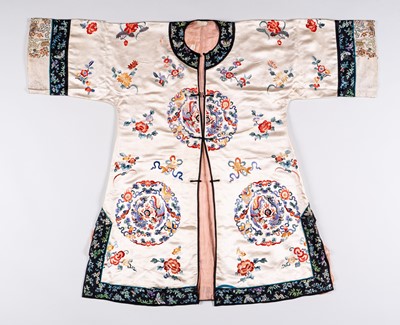 Lot 1606 - AN IVORY WHITE EMBROIDERED SILK LADY’S ROBE, QING DYNASTY