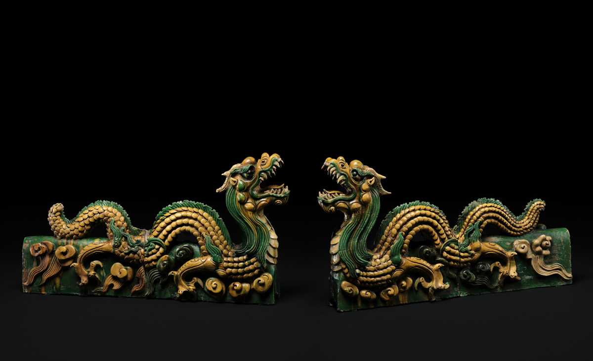 Lot 148 - A PAIR OF LARGE AND HEAVY SANCAI DRAGON RIDGE ROOF TILES, LATE MING DYNASTY