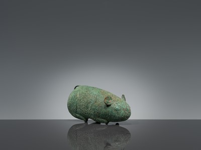 Lot 401 - A BRONZE FIGURE OF A RODENT, DONG SON CULTURE