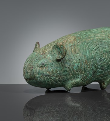 Lot 401 - A BRONZE FIGURE OF A RODENT, DONG SON CULTURE