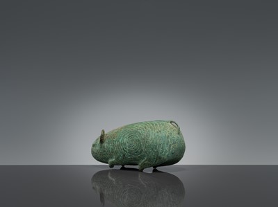 Lot 401 - A BRONZE FIGURE OF A RODENT, DONG SON CULTURE