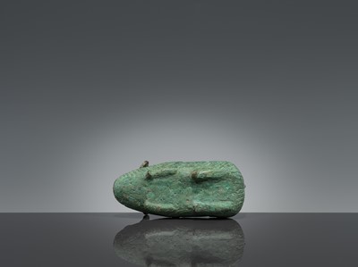 Lot 401 - A BRONZE FIGURE OF A RODENT, DONG SON CULTURE