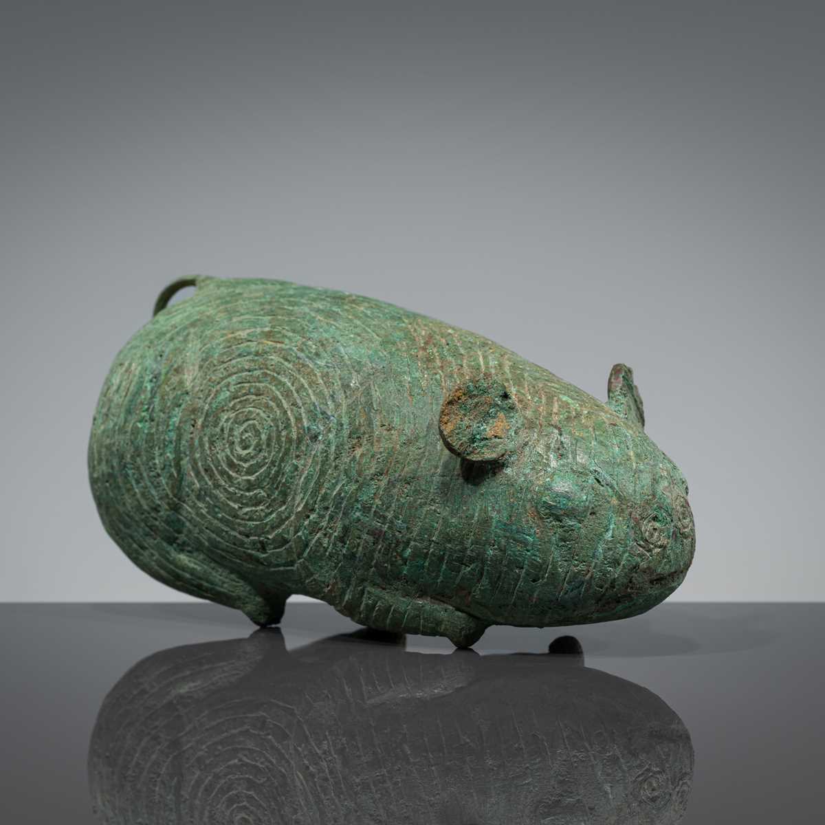 Lot 401 - A BRONZE FIGURE OF A RODENT, DONG SON CULTURE