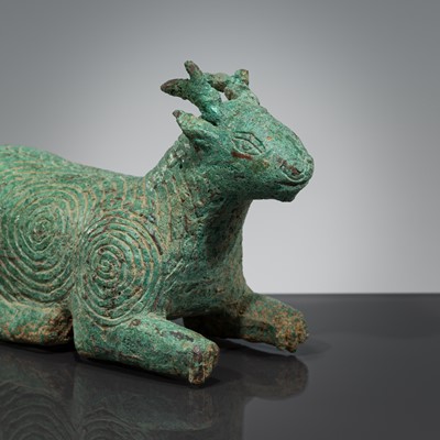 Lot 1093 - A BRONZE FIGURE OF A RECUMBENT DEER, DONG SON CULTURE