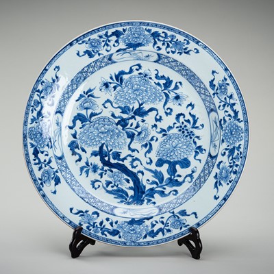 Lot 1962 - A LARGE BLUE AND WHITE PORCELAIN ‘CHRYSANTHEMUM’ DISH, QING DYNASTY