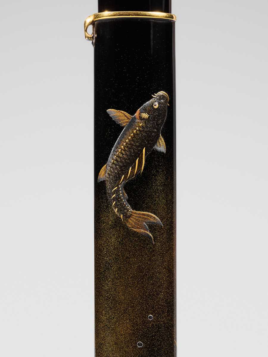 Lot 70 - A SUPERB GOLD AND BLACK LACQUER KISERUZUTSU (PIPE CASE) WITH A CARP