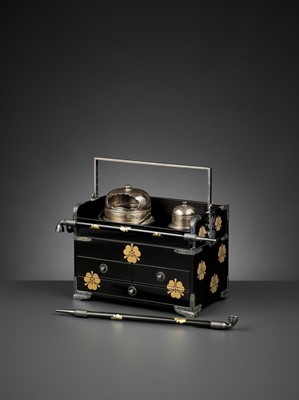 Lot 139 - A LACQUER TABAKO-BON WITH TWO MATCHING KISERU, 19TH CENTURY