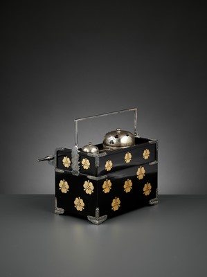 Lot 139 - A LACQUER TABAKO-BON WITH TWO MATCHING KISERU, 19TH CENTURY