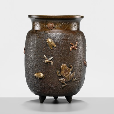 Lot 32 - A FINE INLAID BRONZE VASE DEPICTING INSECTS, FROGS, AND SNAILS