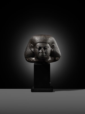 Lot 8 - AN EXPRESSIVE BLACK BASALT HEAD OF A MALE OFFICIAL, MIDDLE KINGDOM, DYNASTY XII-XIII