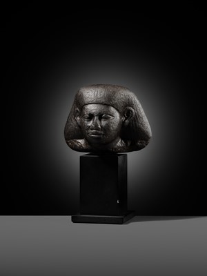 Lot 8 - AN EXPRESSIVE BLACK BASALT HEAD OF A MALE OFFICIAL, MIDDLE KINGDOM, DYNASTY XII-XIII