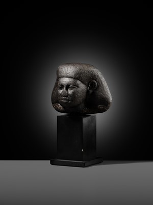 Lot 8 - AN EXPRESSIVE BLACK BASALT HEAD OF A MALE OFFICIAL, MIDDLE KINGDOM, DYNASTY XII-XIII