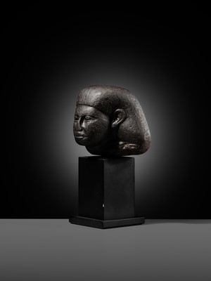 Lot 8 - AN EXPRESSIVE BLACK BASALT HEAD OF A MALE OFFICIAL, MIDDLE KINGDOM, DYNASTY XII-XIII