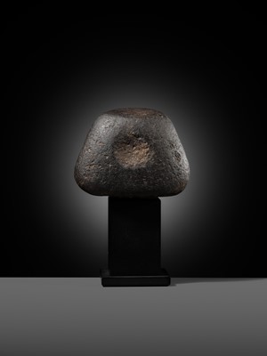 Lot 8 - AN EXPRESSIVE BLACK BASALT HEAD OF A MALE OFFICIAL, MIDDLE KINGDOM, DYNASTY XII-XIII