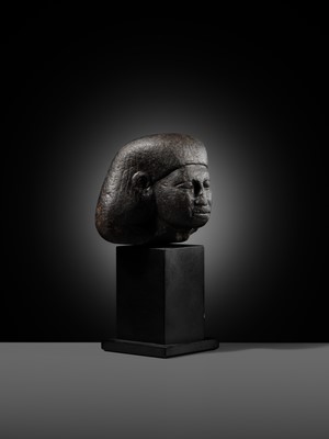 Lot 8 - AN EXPRESSIVE BLACK BASALT HEAD OF A MALE OFFICIAL, MIDDLE KINGDOM, DYNASTY XII-XIII