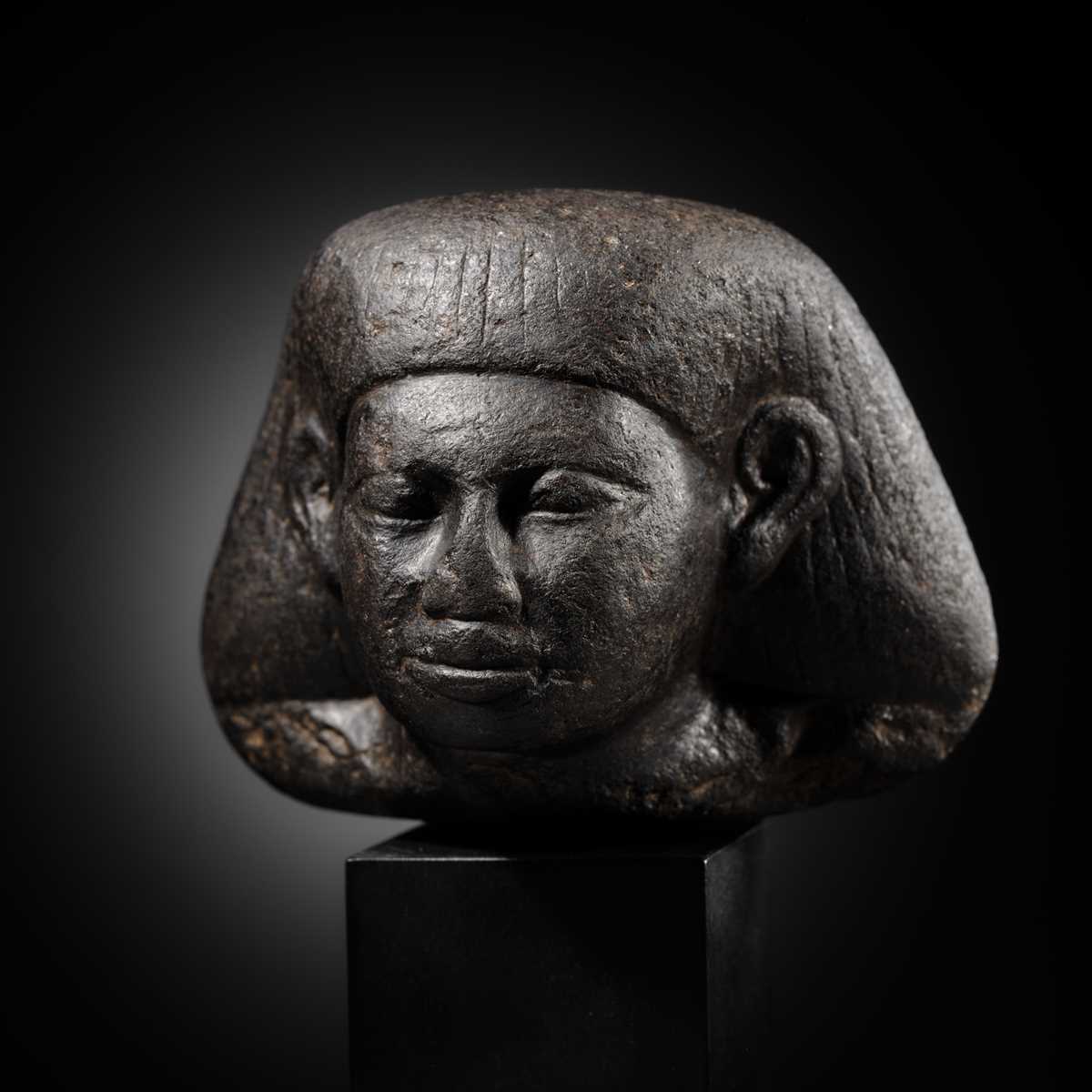 Lot 8 - AN EXPRESSIVE BLACK BASALT HEAD OF A MALE OFFICIAL, MIDDLE KINGDOM, DYNASTY XII-XIII