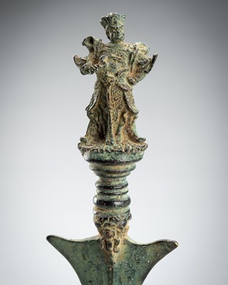 Lot 1589 - A BRONZE DAGGER WITH GUARDIAN FINIAL