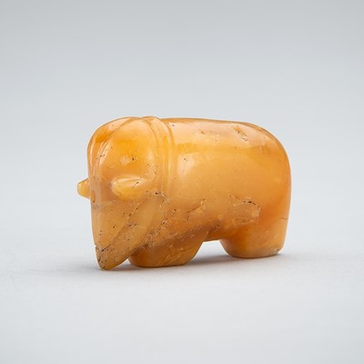 Lot 1100 - A SMALL PYU HONEY-AGATE ‘ELEPHANT’ TALISMAN, 200-1000 CE