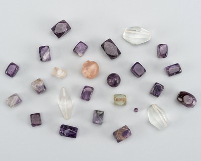 Lot 1107 - A GROUP OF 25 AMETHYST AND ROCK CRYSTAL BEADS, 200-1000 CE