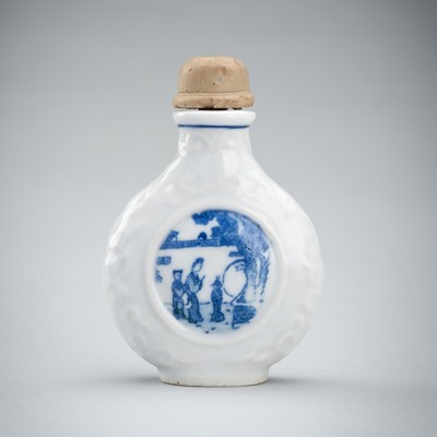 A BLUE AND WHITE PORCELAIN SNUFF BOTTLE, c. 1920s