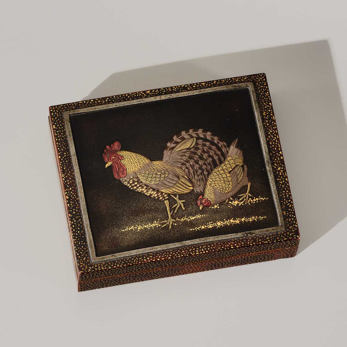 Lot 113 - A FINE LACQUER KOGO (INCENSE BOX) AND COVER WITH A COCKEREL AND HEN
