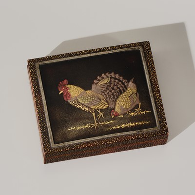 Lot 113 - A FINE LACQUER KOGO (INCENSE BOX) AND COVER WITH A COCKEREL AND HEN