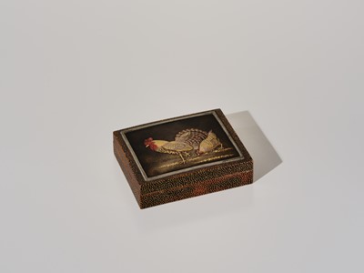 Lot 113 - A FINE LACQUER KOGO (INCENSE BOX) AND COVER WITH A COCKEREL AND HEN