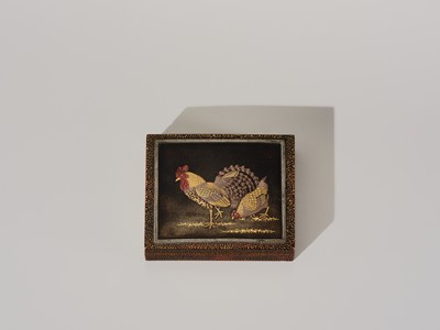 Lot 113 - A FINE LACQUER KOGO (INCENSE BOX) AND COVER WITH A COCKEREL AND HEN