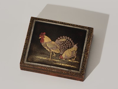 Lot 113 - A FINE LACQUER KOGO (INCENSE BOX) AND COVER WITH A COCKEREL AND HEN