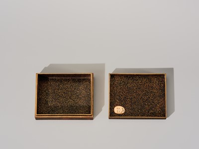 Lot 113 - A FINE LACQUER KOGO (INCENSE BOX) AND COVER WITH A COCKEREL AND HEN