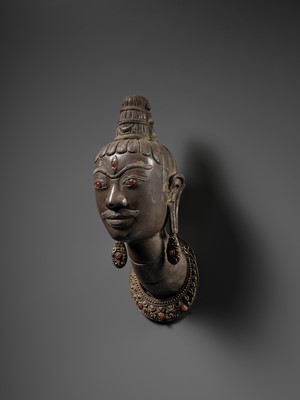 Lot 453 - AN EXCEEDINGLY RARE SILVER REPOUSSÉ HEAD OF SHIVA, LINGAKOSA, WITH MATCHING EARRINGS AND NECKLACE