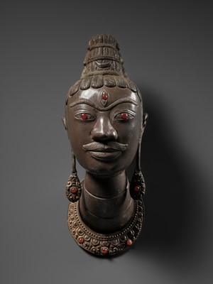 Lot 453 - AN EXCEEDINGLY RARE SILVER REPOUSSÉ HEAD OF SHIVA, LINGAKOSA, WITH MATCHING EARRINGS AND NECKLACE