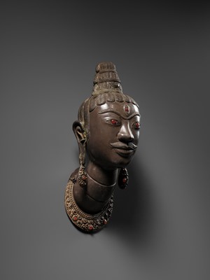 Lot 453 - AN EXCEEDINGLY RARE SILVER REPOUSSÉ HEAD OF SHIVA, LINGAKOSA, WITH MATCHING EARRINGS AND NECKLACE